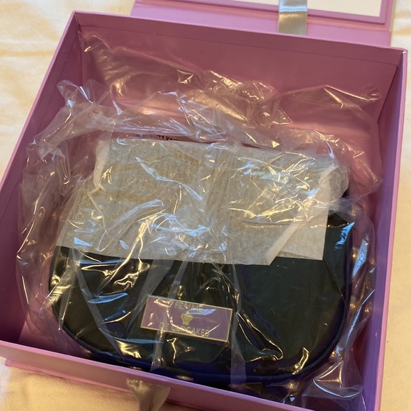 FEMME DE CUPCAKES Mini Crossbody - Picture 3 of 11